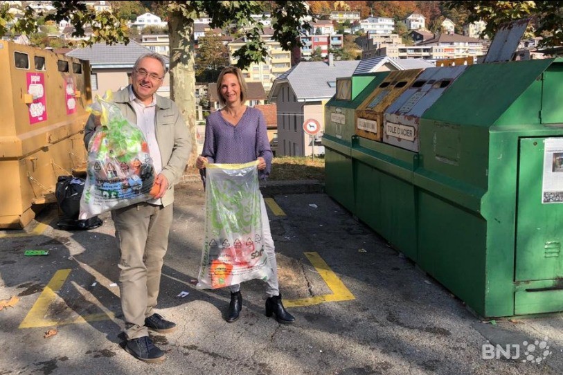 Pierre-Alain Heubi et Laurence Calandra Karels de l'association Peseux en mieux à l'écopoint de Boubin où se tiendra la collecte de plastique.