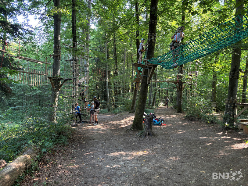 Une cinquantaine d'enfants étaient présents ce mardi matin sur les parcours de l'Aventure Jura parc.