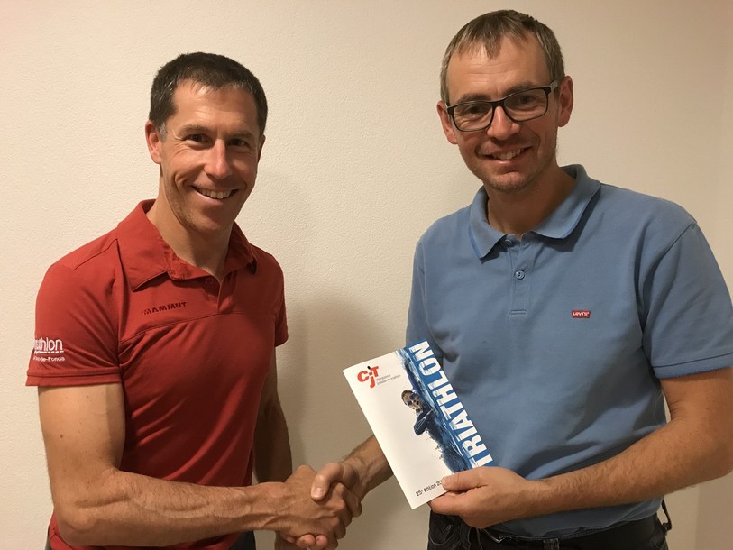 Frédéric Schmidt (à g.) succède à Didier Adatte à la tête du Championnat jurassien de triathlon