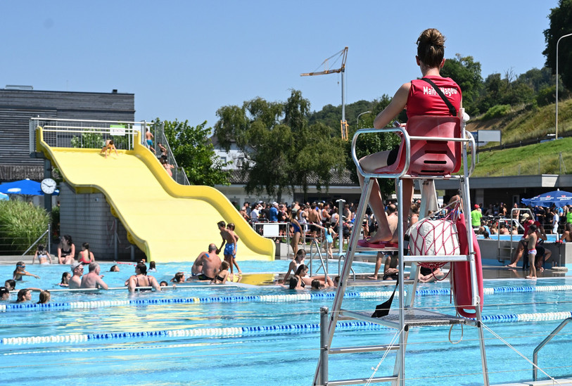 La piscine de Porrentruy a vécu un été 2026 plus calme que le précédent. (Photo archives : Georges Henz)