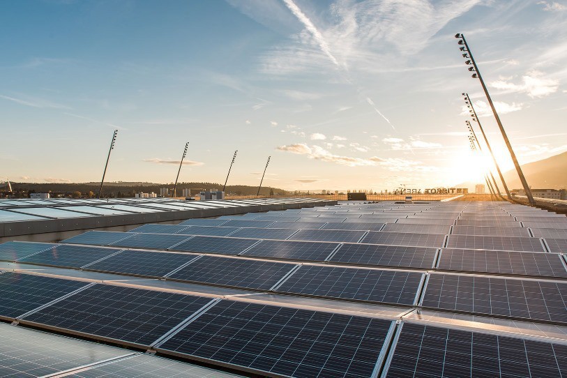 La générosité du soleil cet été a profité à la centrale solaire de la Tissot Arena ( image: Energie Service Bienne)