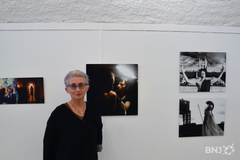 L'artiste Sylvie Muller devant une photo de sa fille, qui lui tient particulièrement à cœur.