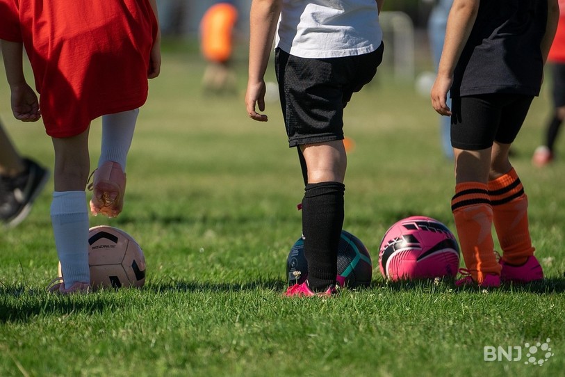 Les jeunes footballeurs du FC Courtételle auront la chance de tenir la main des joueurs lors de leur entrée sur le terrain ce dimanche. (Photo libre de droits : illustration.)