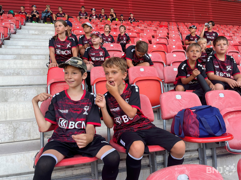 Les jeunes participants au camp découverte de la Xamax Academy ont pu assister à la fin de l'entraînement de la première équipe de Neuchâtel Xamax avant d'échanger des ballons durant cinq minutes avec les joueurs de Challenge League.