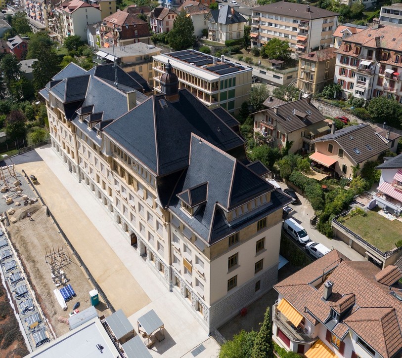 Le collège des Parcs, centenaire, a été rénové avec notamment l'installation de tuiles photovoltaïques. Et le collège nord a été construit juste derrière. (Photo : Ville de Neuchâtel)