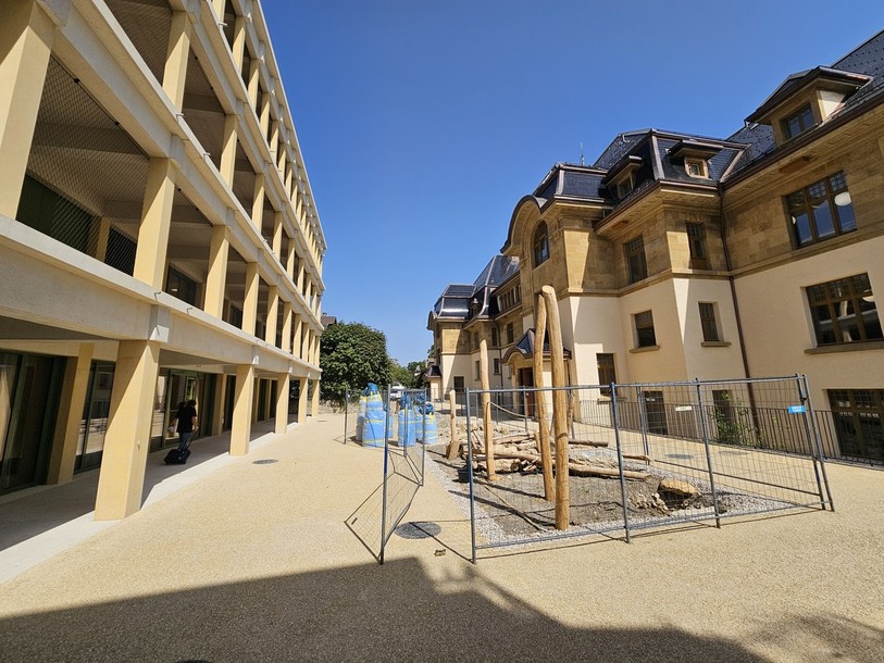 La cour entre les deux bâtiments est encore barricadée et sera prête cet automne. 