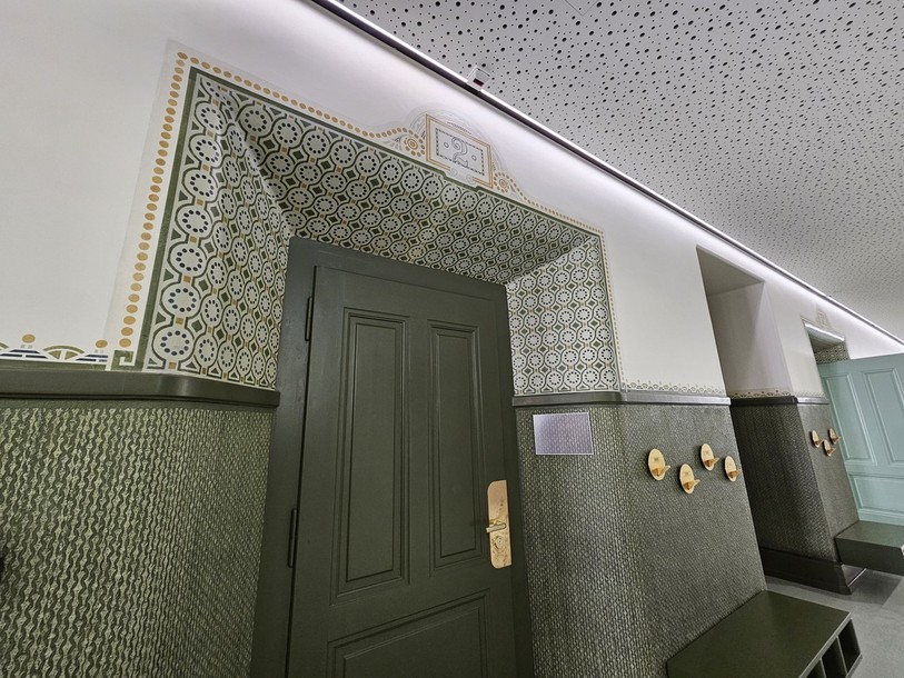 L'encadrement des portes a été restauré avec un coton-tige par un spécialiste. 