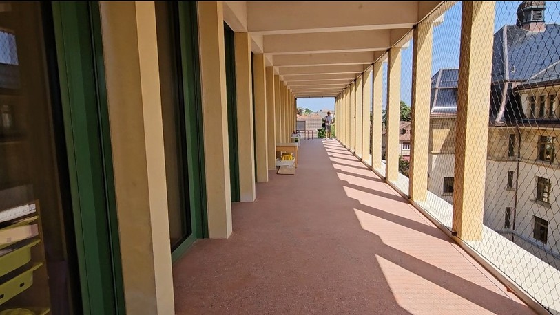 Les classes du nouveau bâtiment possèdent des balcons. 