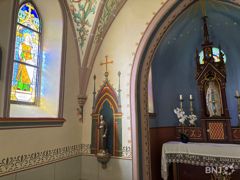 La chapelle de Bonembez est dédiée à la Notre Dame de Lourdes.