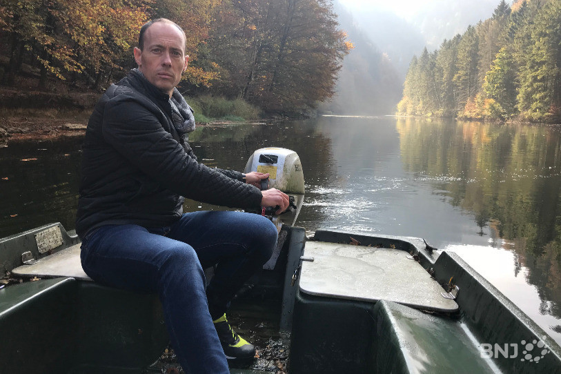 En aval du barrage du Chatelôt, le Doubs coule toujours. La faune piscicole est pour le moment protégée. Mais Thierry Christen, le président de la fédération des pêcheurs neuchâtelois, attend la pluie avec impatience.