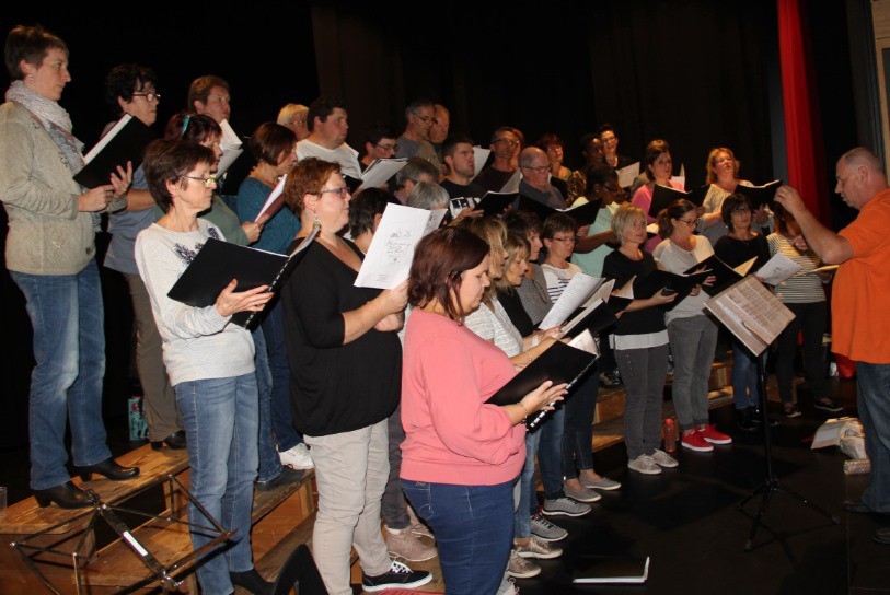Les chanteurs et chanteuses en pleine répétition