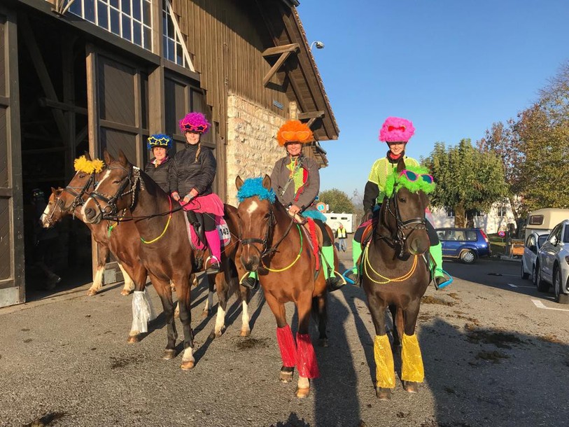 Les cavaliers ont défilé sur le thème des années 1980 (photo: Franches Equi Trail)