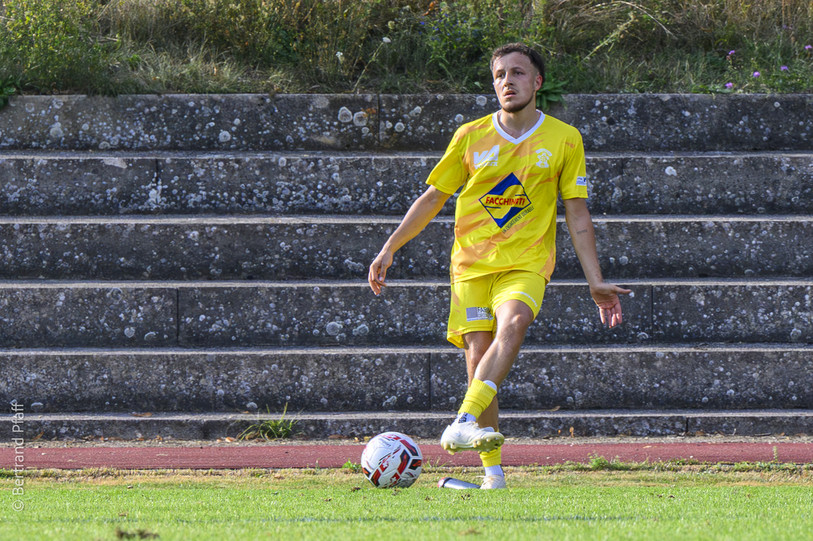 Malgré l'expulsion de Nolan Toitot pour son 2e carton jaune, le FC Saint-Blaise a tenu le match nul face à Guin. (Photo : archives Bertrand Pfaff)
