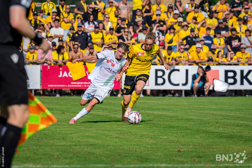 A l'image de ce duel entre le Jurassien de Courtételle Hugo Casano et le joueur des Young Boys Dominik Pech, les matches de Coupe de Suisse ont été très disputés dans le Jura. (photo : Cédric Prudat).