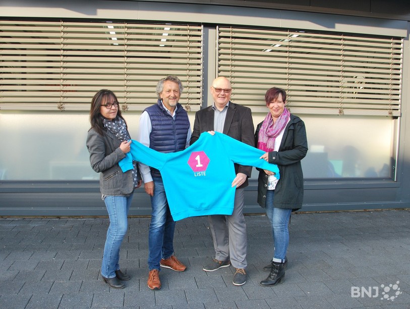 De gauche à droite, Marlyse Bleuer, René Wahli, Manuel Gsteiger (sortant) et Laurence Carozza. Les candidats au Conseil municipal arborent un pull avec le numéro de leur liste.