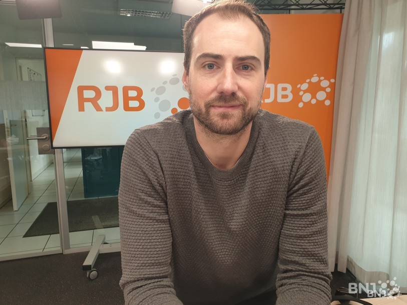 C’est reparti pour une nouvelle saison de Carte blanche sur RJB. Pour cette reprise, Olivier Zahno, rédacteur en chef de la radio, a pris une bonne résolution : celle de s’offrir sa propre petite page rien que pour lui, dans La Matinale. Une fois par semaine, le mercredi, aux alentours de 8h35, il viendra nous présenter une nouvelle chronique qui lui tient tout spécialement à cœur. Ce nouveau rendez-vous, poétiquement baptisé « TCHEU C’t’histoire », s’intéressera, comme son nom l’indique, aux petites anecdotes de notre région, aux micro événements passés inaperçus et autres petites perles d’histoires régionales, qu’elles soient drôles, insolites, ou originales. Ce mardi dans La Matinale, Olivier Zahno est venu nous en dire plus sur son concept. /rme