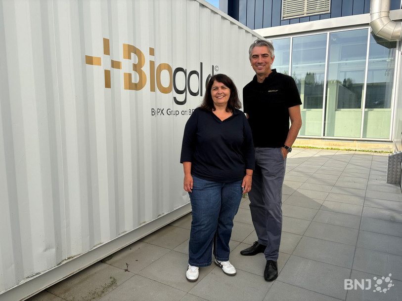 Derrière la responsable de l’innovation Alexandra Levesque et le directeur de Precinox Christophe Nicolet, le container où les bactéries récupèrent l'or des déchets électroniques.