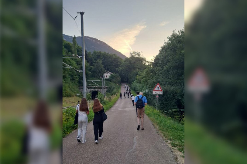Des passagers ont regagné la H10 à pied depuis la gare de Champ-du-Moulin mardi matin. (Photo: réseaux sociaux)