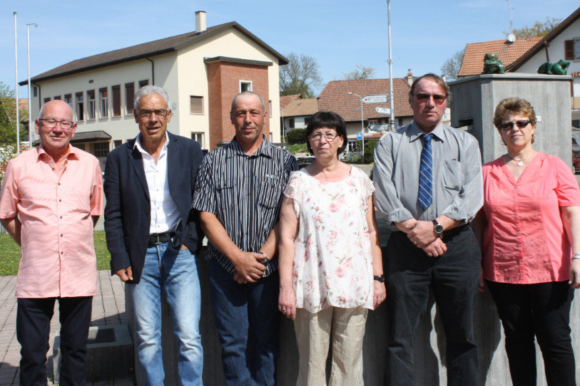 Fernand Gasser, le maire de Bonfol (deuxième depuis la droite) a choisi une photo en compagnie de son conseil communal.