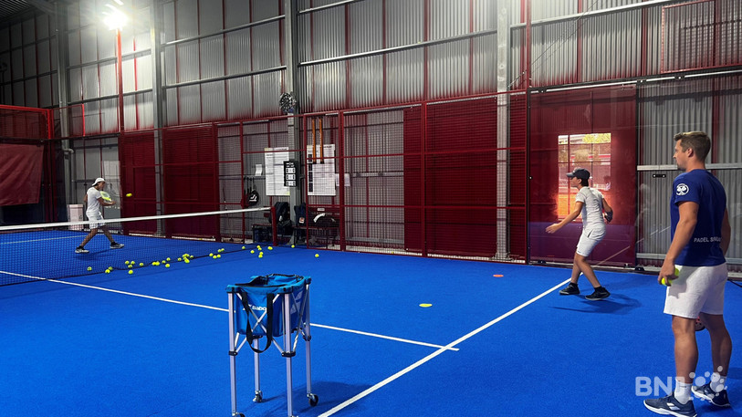 Les frères Filieri à l'entraînement sous l’œil attentif de leur entraîneur Valentin Wenger, multiple champion de Suisse de padel.