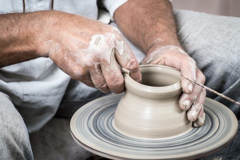 Dans son interpellation, Hervé Gullotti relève notamment qu'il existe de nombreux artisans dans le Jura bernois, comme des céramistes, des horlogers, des facteurs de piano ou encore des menuisiers
