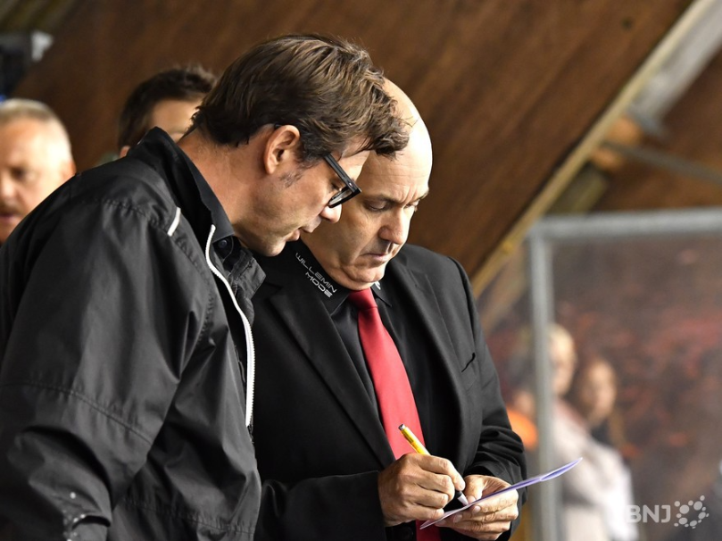 Vincent Léchenne (à gauche) et Gary Sheehan ont trouvé la bonne formule pour refaire gagner le HC Ajoie face à Zoug Academy (photo : archives)