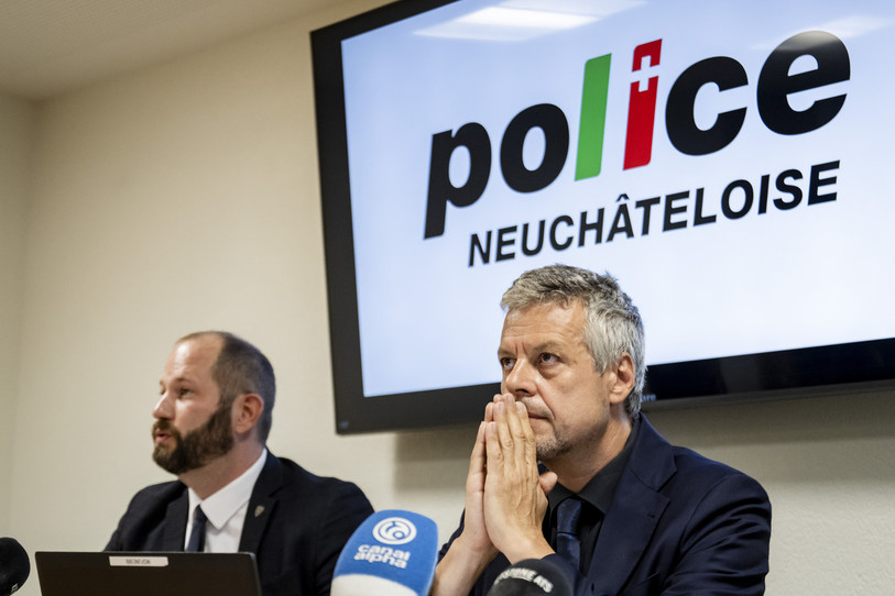 De gauche à droite : Simon Baechler (chef de la police judiciaire du canton de Neuchâtel) et Jean-Paul Ros (procureur) ont donné les premiers éléments de l'enquête sur le triple meurtre qui s'est déroulé dans la nuit de mardi à mercredi à Corcelles. (Photo : KEYSTONE / Jean-Christophe Bott)
