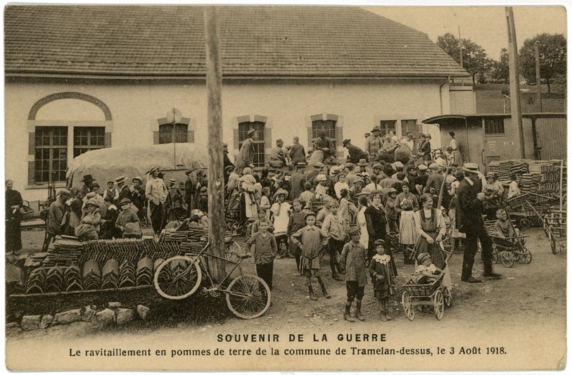 La rationnement n’est arrivé que tardivement en Suisse, ici la distribution de patates à Tramelan en 1918. Photo : Mémoires d'Ici, Fonds Roland Choffat