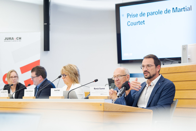 L'auditeur, le ministre Martial Courtet ainsi que d'autres membres du Gouvernement ont pris la parole lors de la conférence sur l'audit mené au sein du DFCS. (Photo : KEYSTONE/Manuel Lopez)