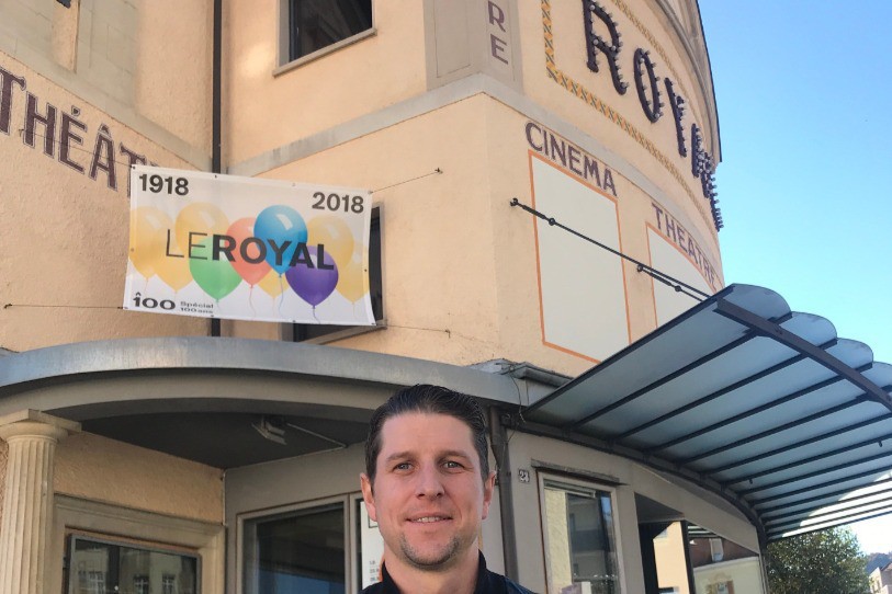 Fabien Vorpe pose devant le Royal à Tavannes.