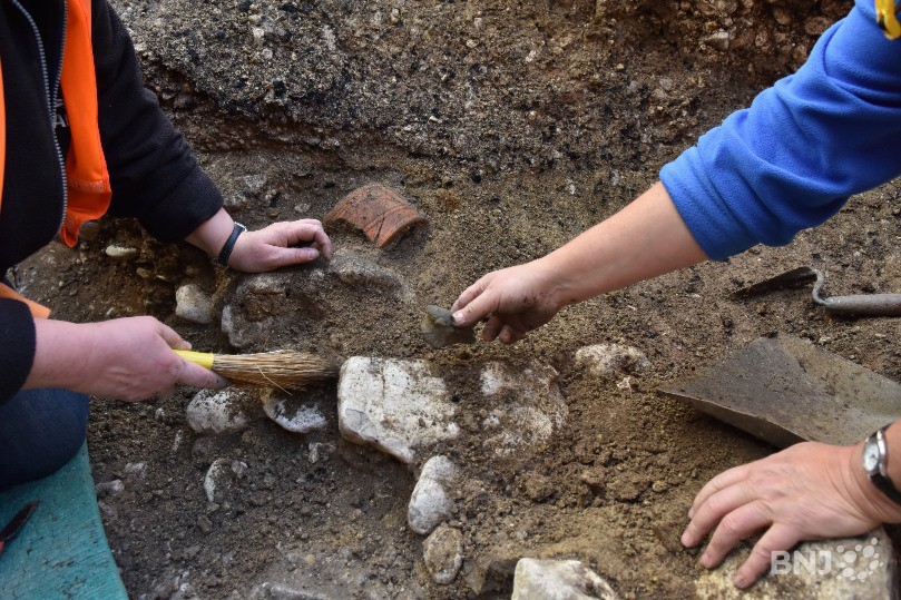 Les fouilles ont permis de découvrir de nombreux objets. Ici, un récipient vieux de 2000 ans et richement décoré est délicatement mis au jour par les archéologues.