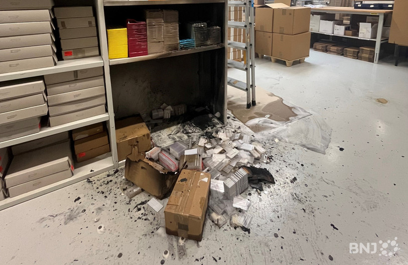 Des piles entreposées dans une caisse sur une étagère seraient à l'origine du départ de feu. (Photo : Police cantonale jurassienne)