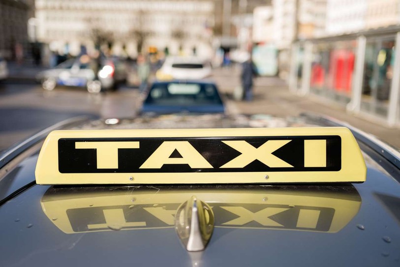 Les chauffeurs de taxis et de voitures de transport devront bientôt composer avec une législation cantonale plus stricte. Le Grand Conseil se dit ouvert à un durcissement des règles. Source : archives Matthias Käser