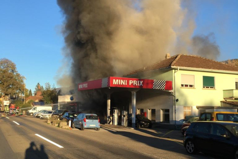 Un incendie s'est déclaré jeudi en fin de journée dans une carrosserie à Môtiers. Photo: Police neuchâteloise