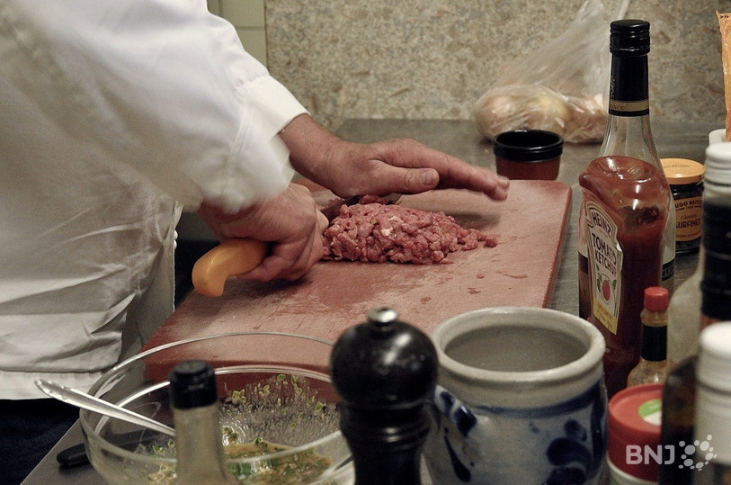 Le tartare se mélange avec les ingrédients. Un bel équilibre de saveurs.