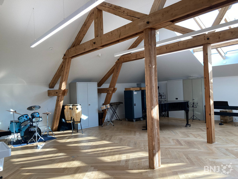 La salle de musique a été créée dans une ancienne salle d'archives.