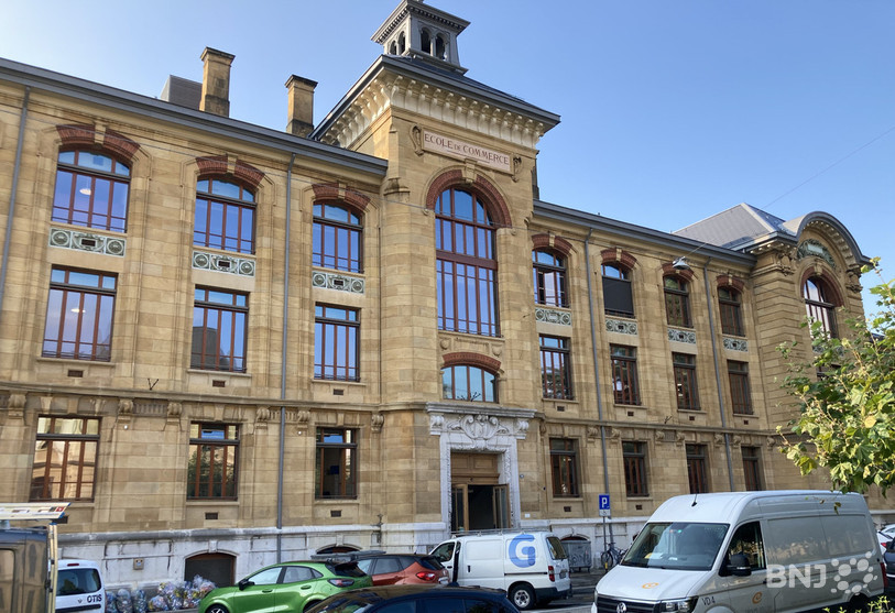 La façade du bâtiment, situé rue des Beaux-Arts 30, a aussi été nettoyée.
