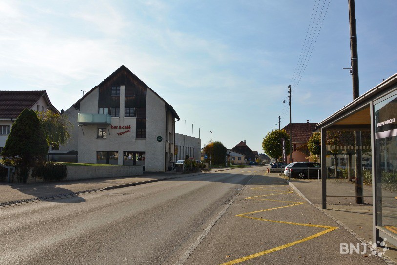 L'accident a eu lieu sur la route principale à Vicques. (Photo : archives)