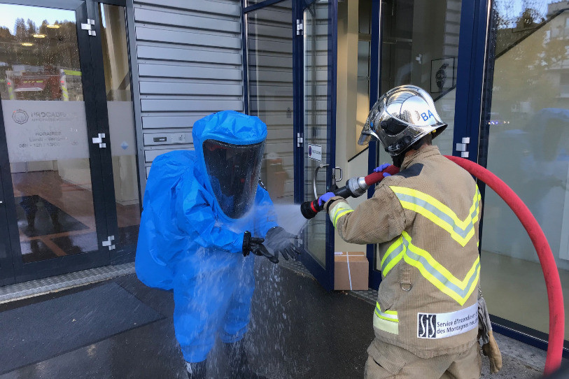 Les spécialistes du DPS ont pu rétablir la situation après la fuite d'ammoniac. (Photo : Police neuchâteloise)