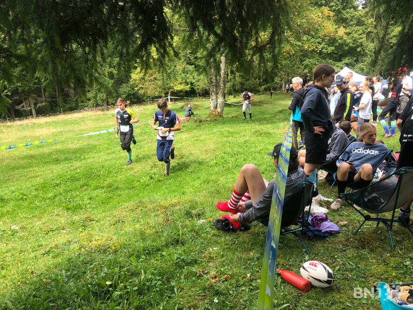 Des centaines d'orienteurs venus de toute la Suisse ont fourmillé autour de La Chaux-du-Milieu ce samedi.