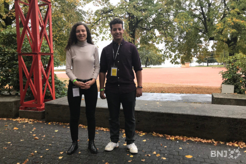 Sara Pinar du Parlement des jeunes de la Broye et Elyes Hammami, président du Parlement des jeunes de Neuchâtel, hôte de cette conférence.