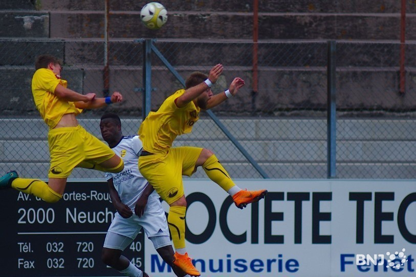 Les joueurs chaux-de-fonniers ont beau sauter, ils se sont écroulés face à Bavois. (Photo: archives). 
