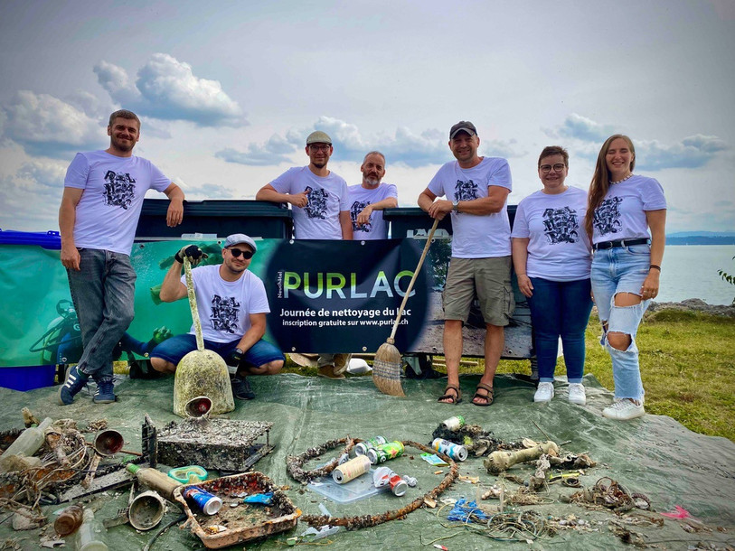 Une partie des plongeurs avec leur butin. (Photo : PurLac