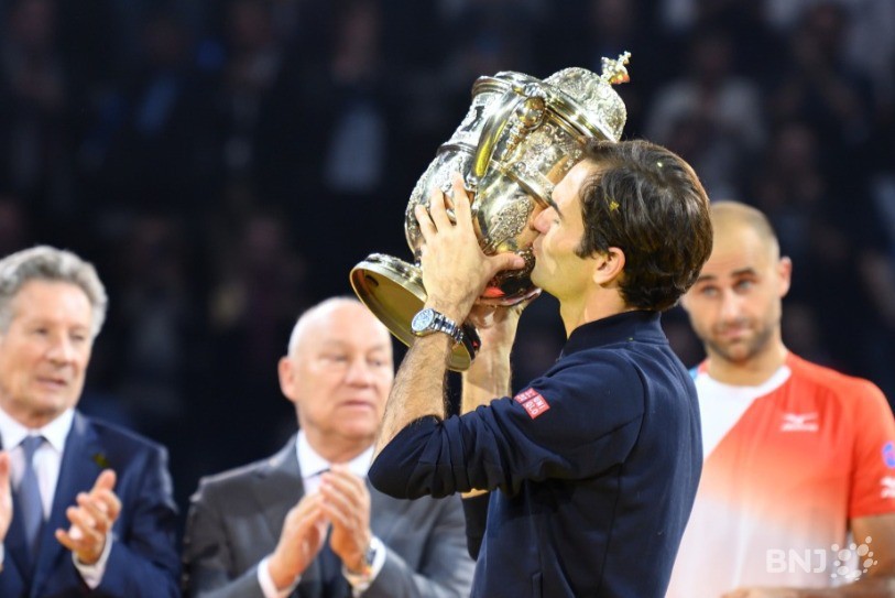 Roger Federer embrasse pour la neuvième fois le trophée des Swiss Indoors, record en cours.