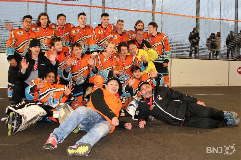 Les jeunes rossignols célèbrent leur titre de champion de Suisse U19.