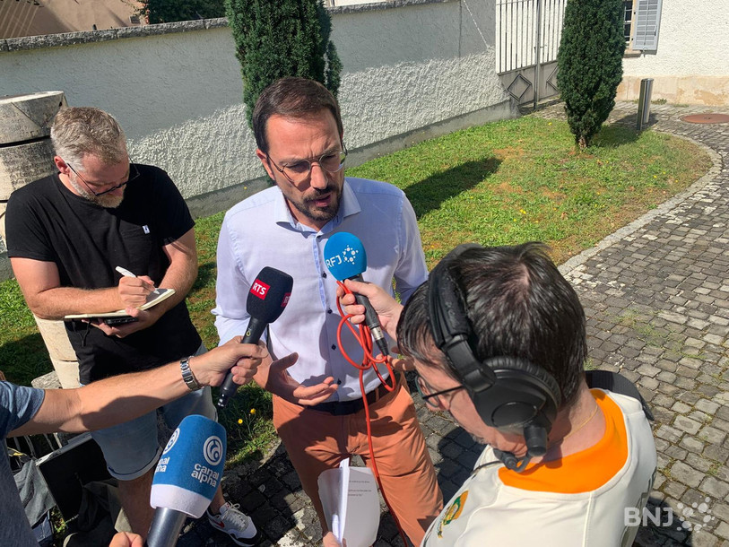 Le jour du dépôt des listes, de nombreux journalistes étaient présents devant la Chancellerie pour savoir si Martial Courtet se représentait au Gouvernement jurassien. (Photo d'archives.)