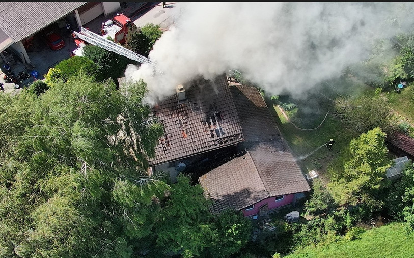 La maison située à la rue des Combes à Lignières n'est plus habitable. (Photo : Police Neuchâteloise)