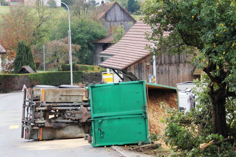 Le camion-benne a basculé sur le côté. (Photo : police cantonale jurassienne)