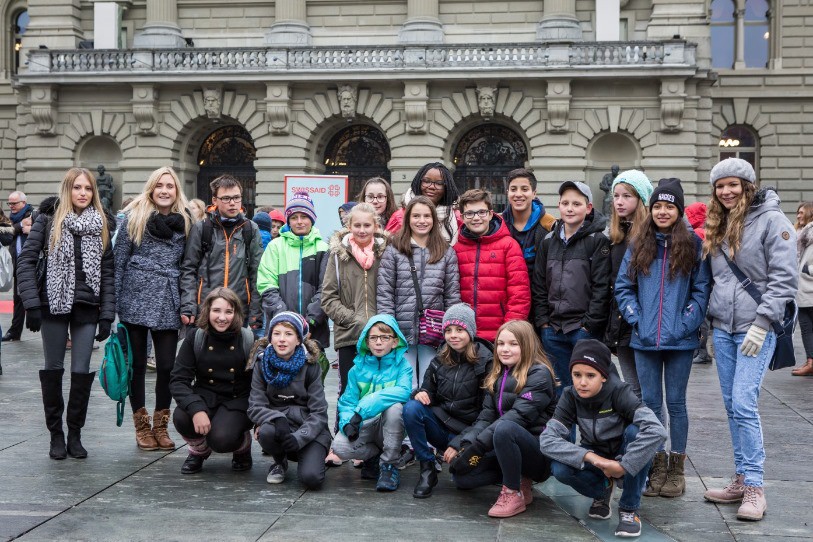 La classe des Breuleux devant le Palais fédéral (photo : Swissaid)
