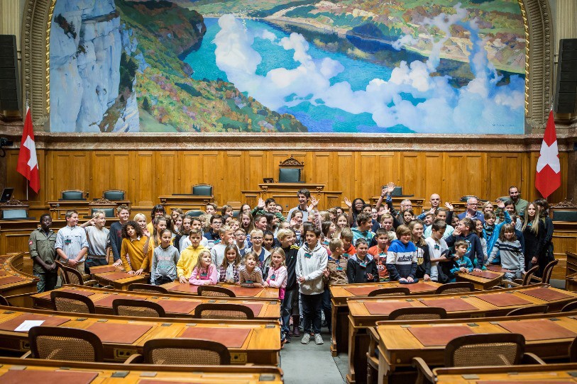 Près de 80 écoliers venus de plusieurs cantons ont pu rencontrer Alain Berset (photo : Swissaid)